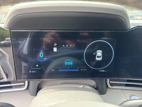 Used 2025 Hyundai Elantra SEL FWD image 3