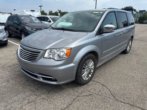 Used 2015 Chrysler Town & Country Touring-L w/ Driver Convenience Group FWD image 1