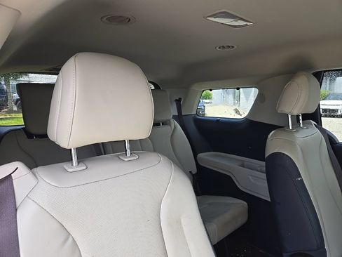 Certified 2025 Kia Carnival EX FWD image 33