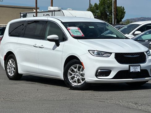 Used 2023 Chrysler Pacifica Touring-L FWD image 2