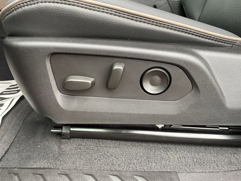 Used 2024 GMC Canyon Denali AWD/4WD image 14