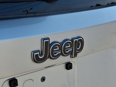 Used 2018 Jeep Renegade Latitude FWD image 28