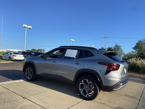 Used 2025 Chevrolet Trax LT w/ LT Convenience Package FWD image 9