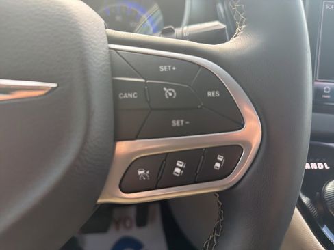 Used 2024 Chrysler Pacifica Touring-L FWD image 23