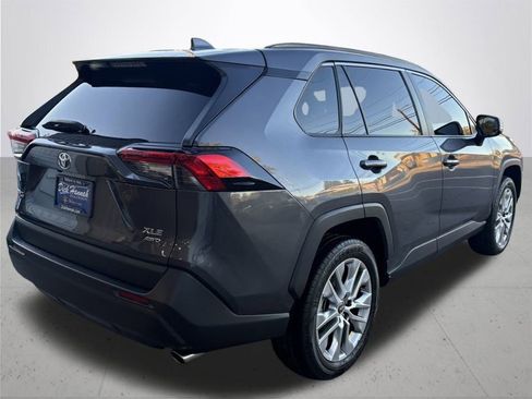 Used 2022 Toyota RAV4 XLE Premium image 7