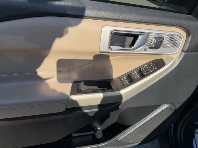 Used 2021 Ford Explorer Limited w/ Equipment Group 301A AWD/4WD image 17