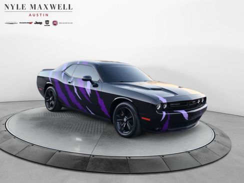 Used 2023 Dodge Challenger SXT image 2