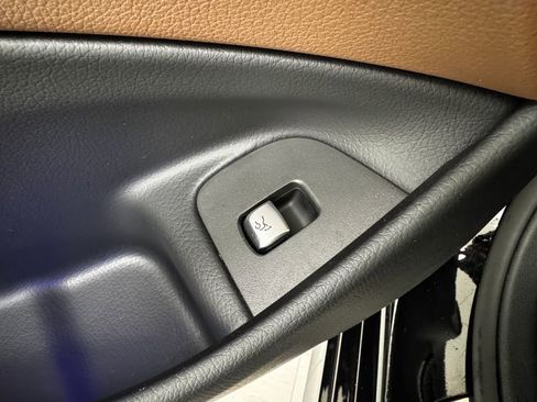 Used 2017 Mercedes-Benz E 300 4MATIC image 31