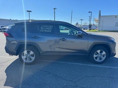 Used 2022 Toyota RAV4 XLE w/ Convenience Package image 7