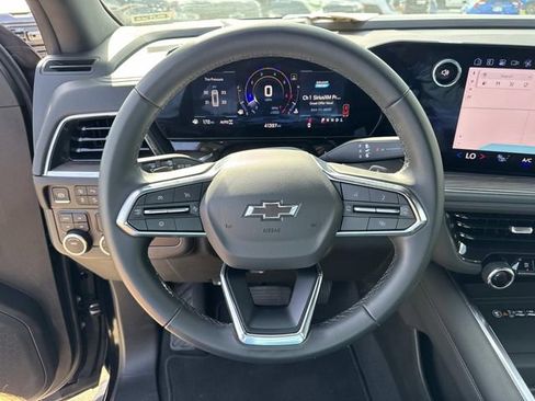 Used 2025 Chevrolet Suburban Z71 image 46