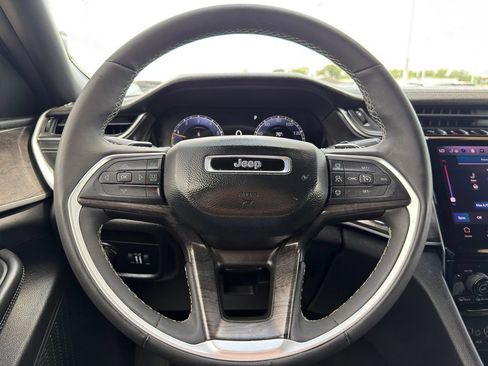Used 2025 Jeep Grand Cherokee L Limited w/ Black Appearance Package AWD/4WD image 17