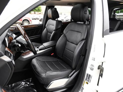 Used 2015 Mercedes-Benz GL 550 4MATIC image 31