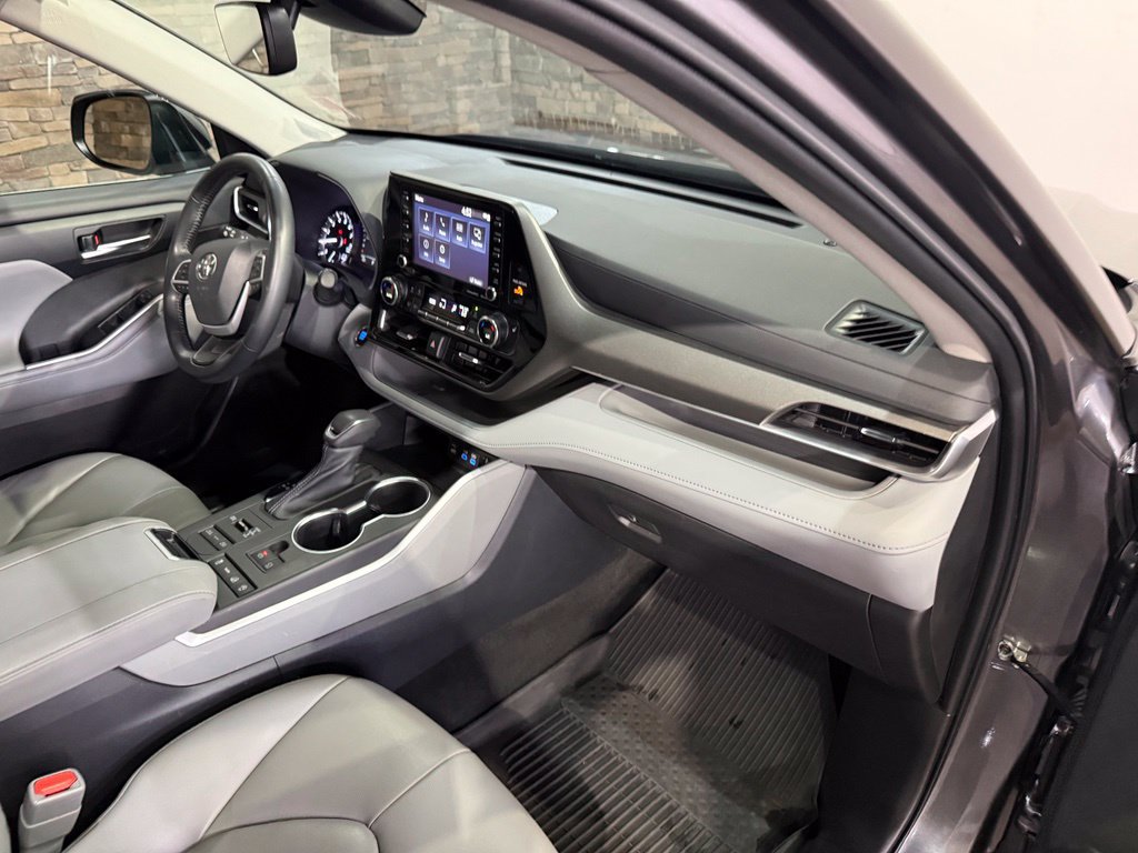 Used 2022 Toyota Highlander XLE AWD/4WD image 29