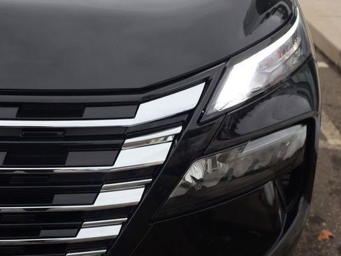 Certified 2025 Nissan Rogue SV image 10