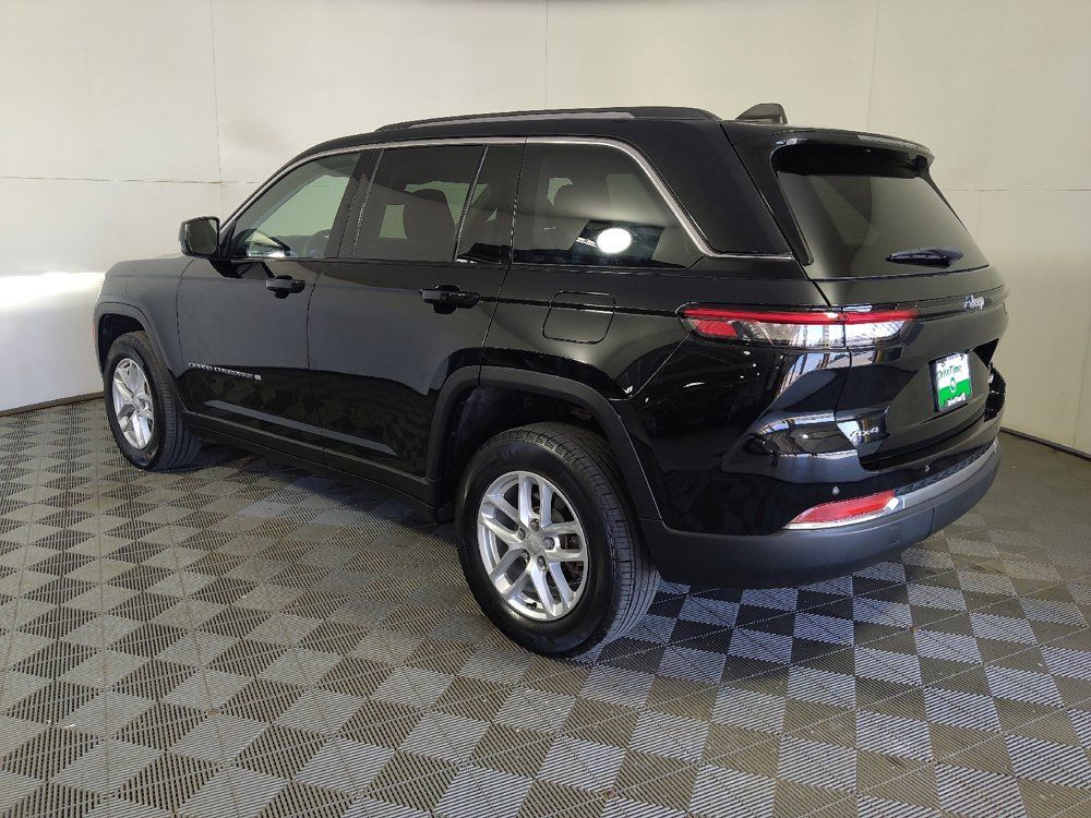 Used 2023 Jeep Grand Cherokee Laredo w/ Luxury Tech Group I AWD/4WD image 3