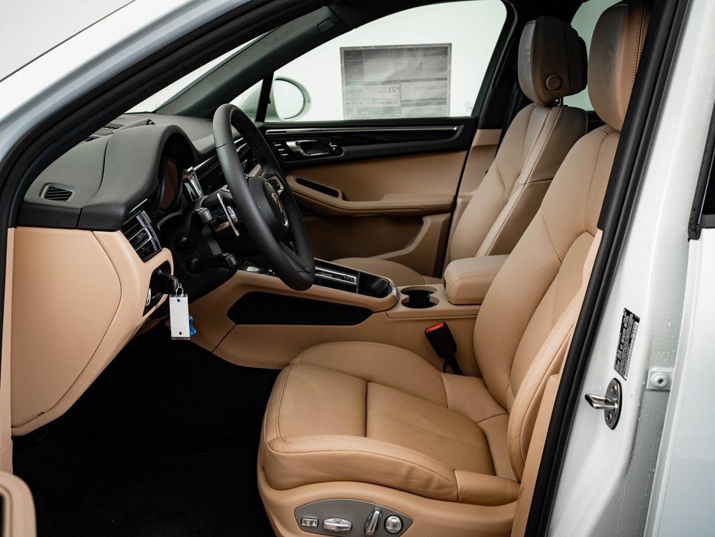 Certified 2026 Porsche Macan AWD/4WD image 5