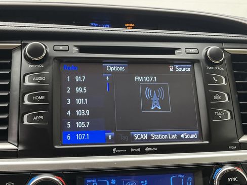 Used 2016 Toyota Highlander Plus AWD/4WD image 18