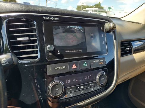 Used 2018 Mitsubishi Outlander SEL AWD/4WD image 18