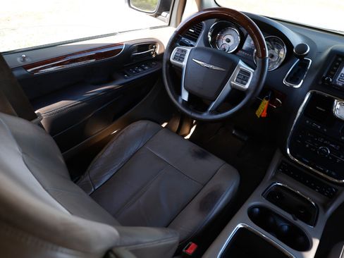 Used 2012 Chrysler Town & Country Limited image 20