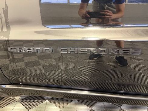 Certified 2018 Jeep Grand Cherokee Altitude AWD/4WD image 12