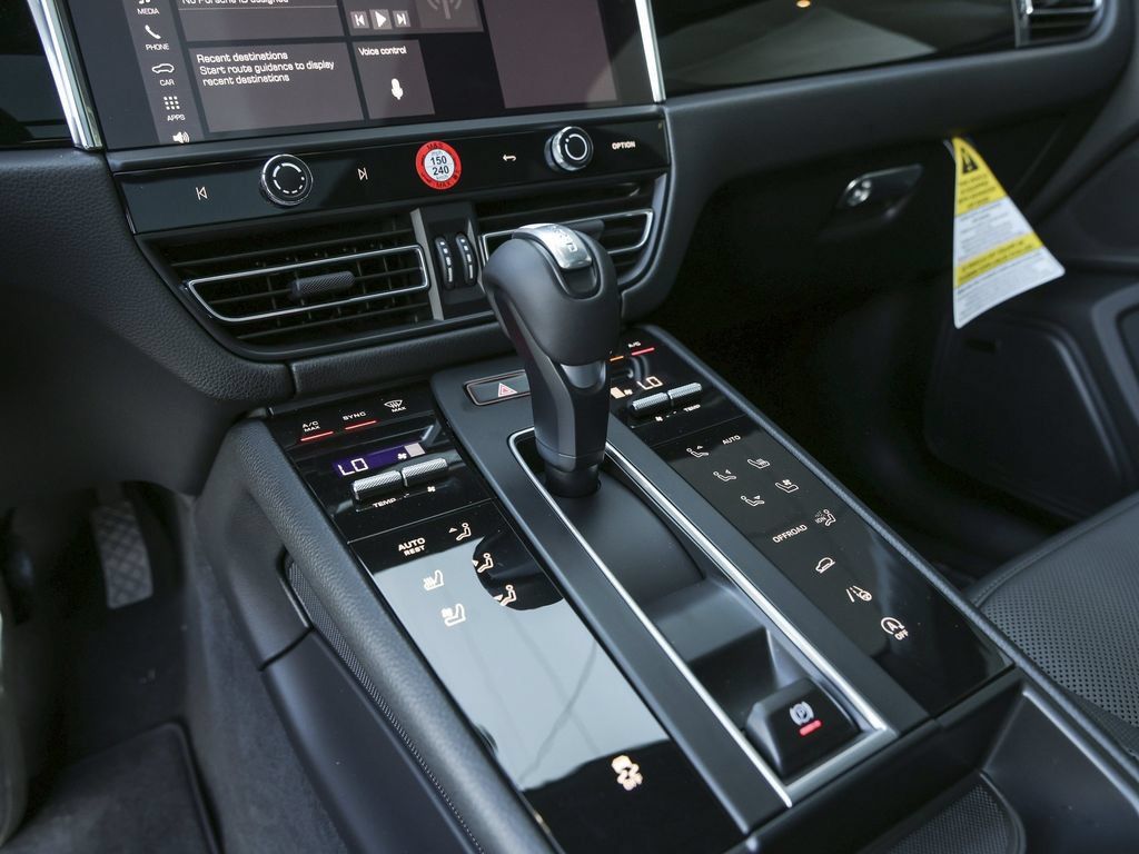 Certified 2026 Porsche Macan AWD/4WD image 27