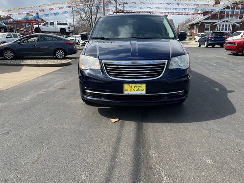 Used 2014 Chrysler Town & Country Touring image 3