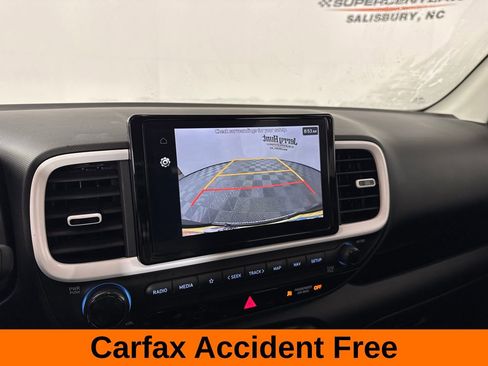 Used 2024 Hyundai Venue Limited image 3