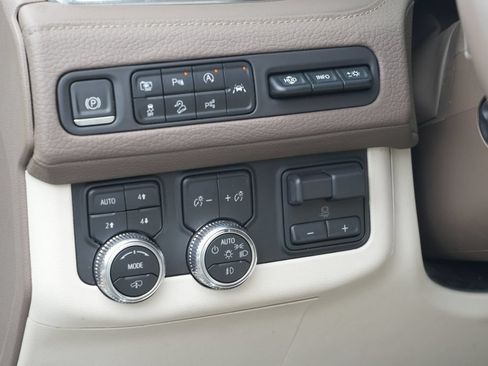 Used 2023 GMC Yukon XL Denali w/ Denali Reserve Package AWD/4WD image 14