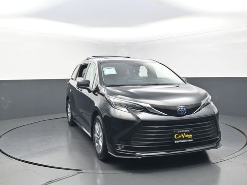 Used 2025 Toyota Sienna XLE w/ XLE Plus Package AWD/4WD image 3