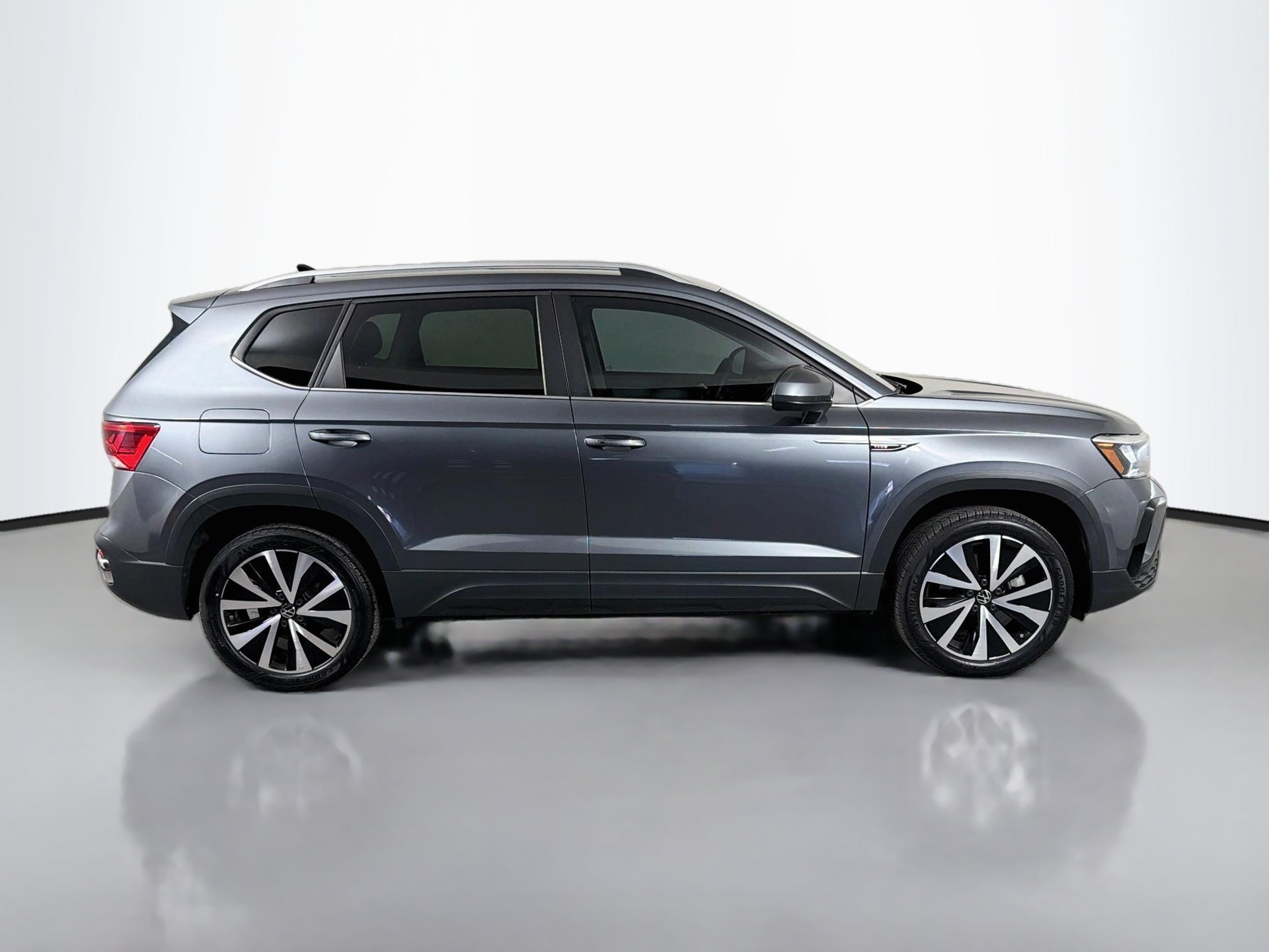 Certified 2023 Volkswagen Taos SE w/ Panoramic Sunroof Package FWD image 4