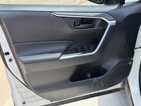 Used 2021 Toyota RAV4 LE FWD image 10