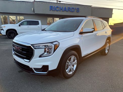 Used 2022 GMC Terrain SLE w/ Driver Convenience Package FWD image 3
