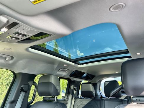 Used 2025 Land Rover Defender 110 S image 20