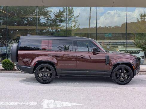 Used 2025 Land Rover Defender 130 X-Dynamic SE AWD/4WD image 8