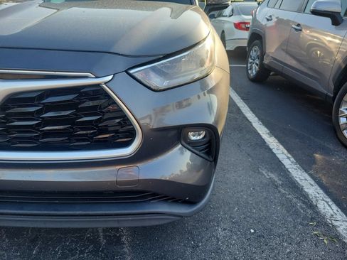 Used 2020 Toyota Highlander XLE w/ Preferred Accessory Package FWD image 6