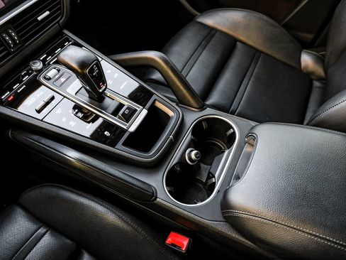 Used 2020 Porsche Cayenne image 23