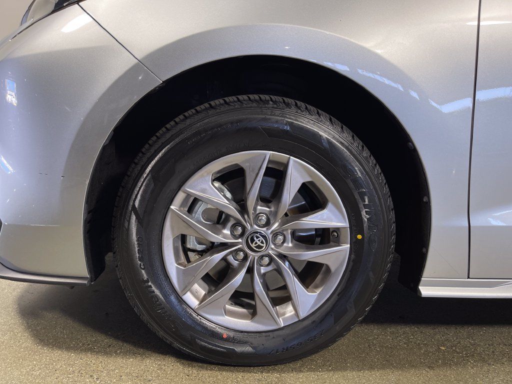 Certified 2025 Toyota Sienna XLE FWD image 11