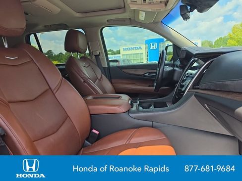 Used 2019 Cadillac Escalade Luxury RWD image 12