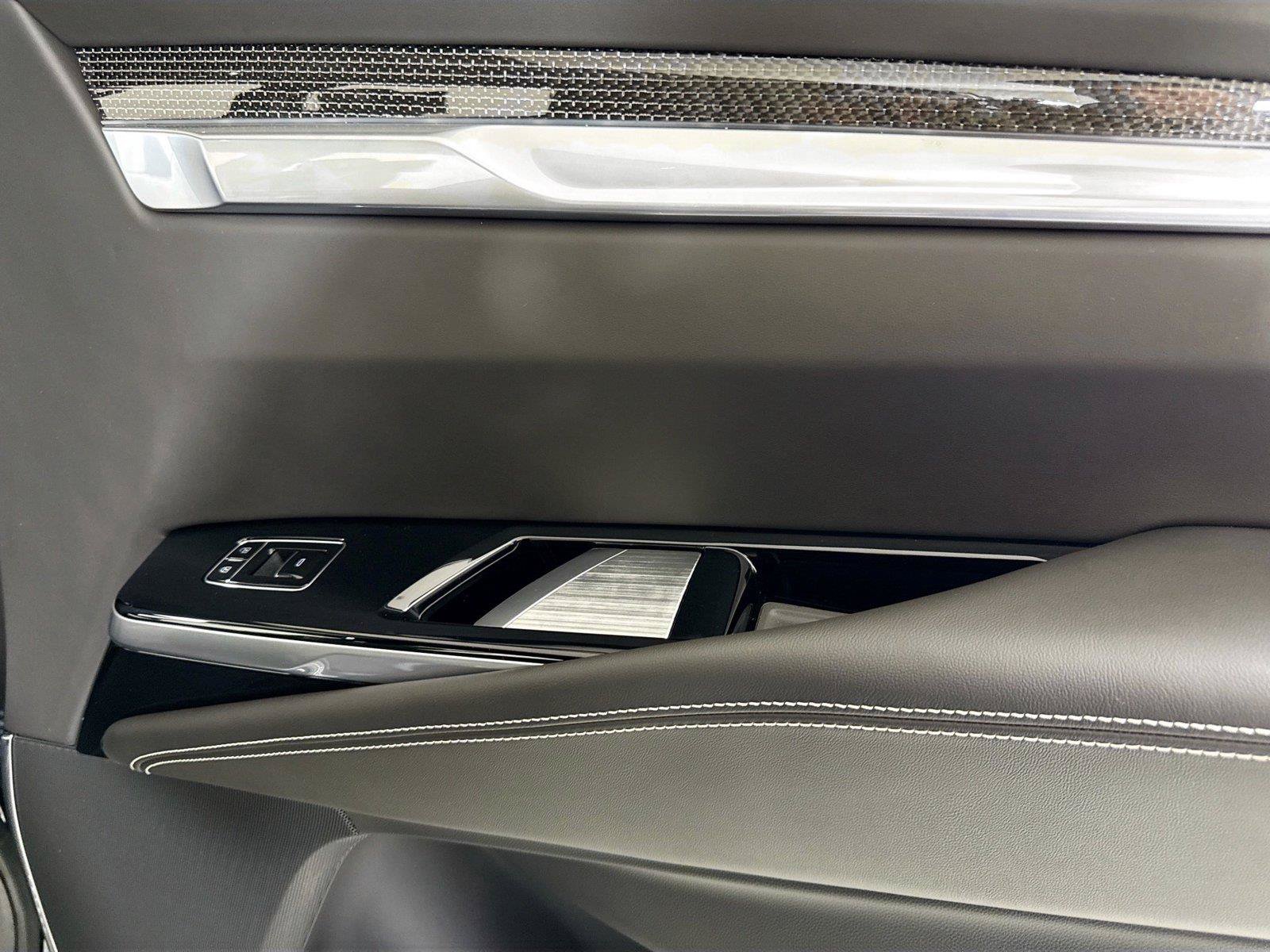 Used 2025 Cadillac Escalade ESV V w/ LPO, ONYX Package AWD/4WD image 37