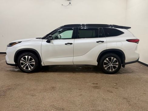 Used 2022 Toyota Highlander XLE image 2
