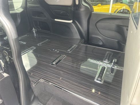 Used 2022 Chrysler Pacifica Touring FWD image 10
