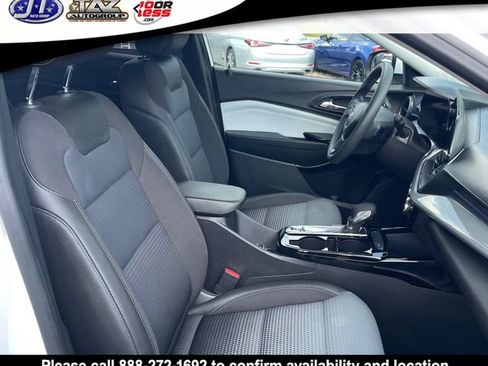 Used 2025 Chevrolet Trax LT FWD image 13