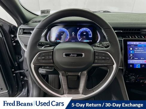 Used 2024 Jeep Grand Cherokee Limited w/ Black Appearance Package image 11