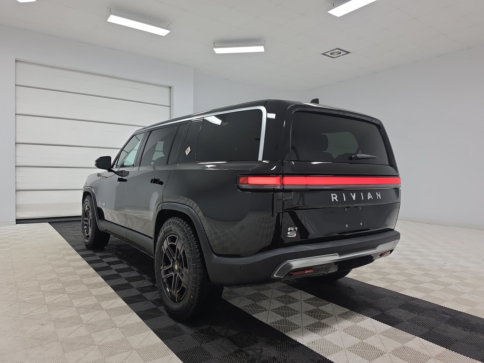 Used 2023 Rivian R1S Adventure Dual AWD/4WD image 3