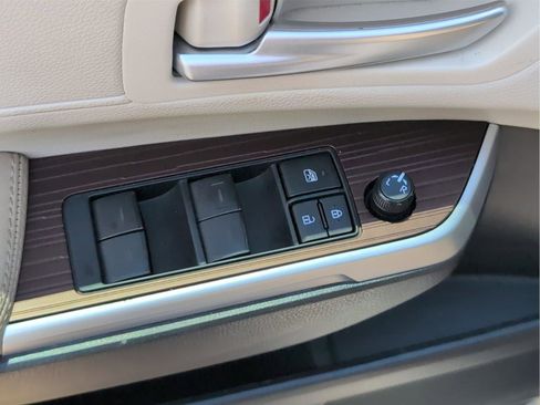 Used 2024 Toyota Sienna XLE FWD image 17