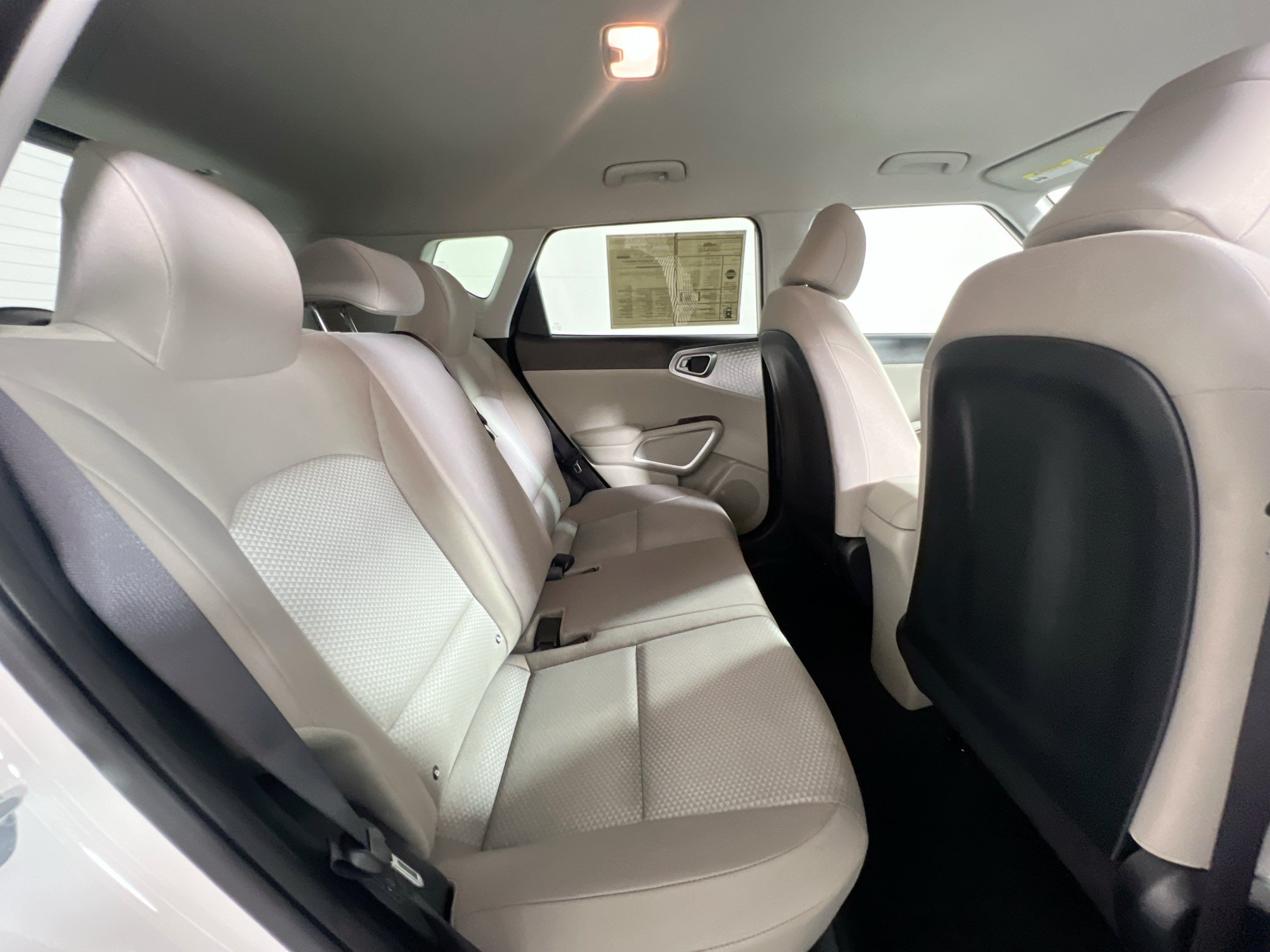 Used 2025 Kia Soul LX w/ LX Technology Package FWD image 33