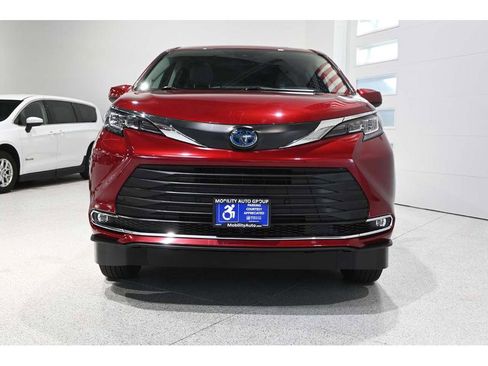 Used 2022 Toyota Sienna XLE w/ XLE Plus Package image 4