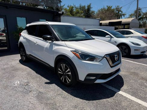 Used 2020 Nissan Kicks SR w/ SR Premium Package FWD image 3