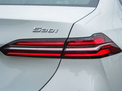 Used 2025 BMW 530i xDrive w/ Premium Package image 6