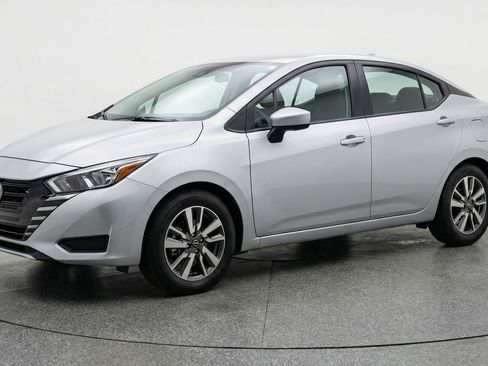 Used 2025 Nissan Versa SV image 3